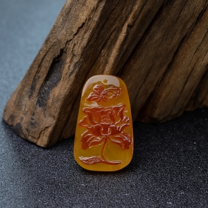 带皮俏色蜜蜡蝶恋花吊坠