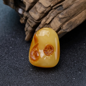 带皮俏色蜜蜡喜在眼前吊坠