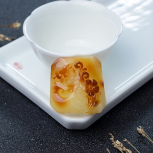 俏色蜜蜡蝶恋花吊坠
