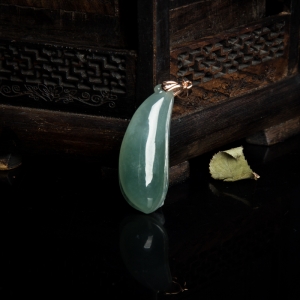 银镶糯冰种灰绿翡翠福瓜吊坠