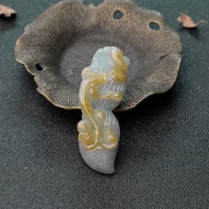 糯种俏色翡翠生意兴隆吊坠