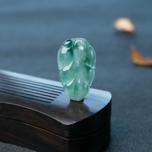 糯冰种飘花翡翠叶子吊坠