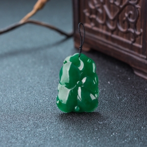 糯种深绿翡翠年年有余吊坠
