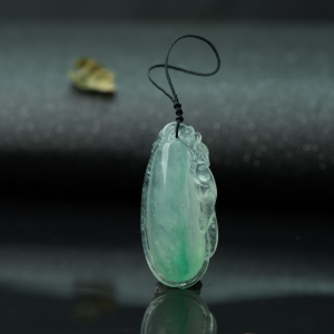 糯冰种飘翠翡翠福瓜吊坠
