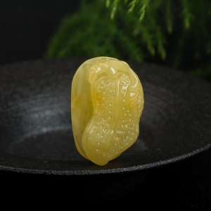 鸡油黄蜜蜡花生吊坠