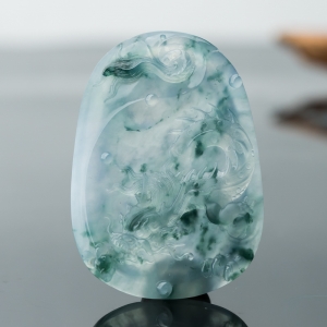 冰种飘花翡翠龙牌吊坠