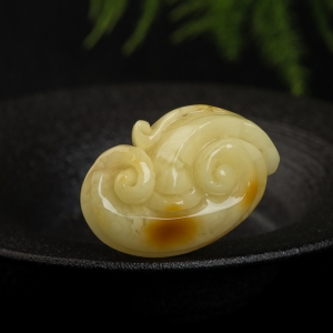 鸡油黄蜜蜡如意吊坠