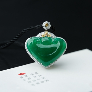 18K糯冰种阳绿翡翠如意吊坠