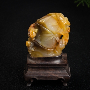 山料俏色黄龙玉招财进宝摆件