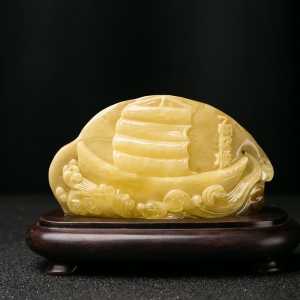 带皮鸡油黄蜜蜡一帆风顺摆件