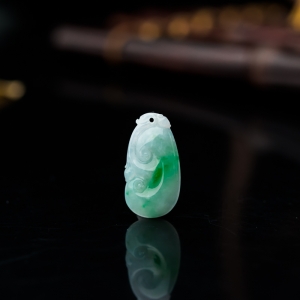 糯种飘翠翡翠如意吊坠