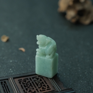 糯种浅绿翡翠麒麟印章