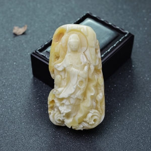 带皮白花蜜蜡观音吊坠