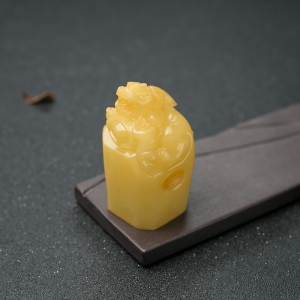 带皮鸡油黄蜜蜡貔貅印章