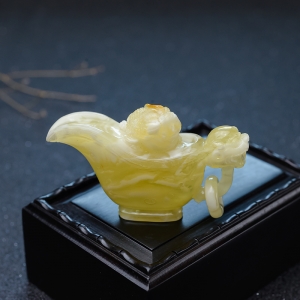 俏色蜜蜡酒樽摆件