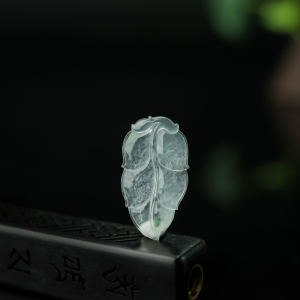冰种飘花翡翠大业有成吊坠