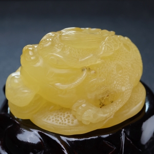 鸡油黄蜜蜡三足金蟾摆件