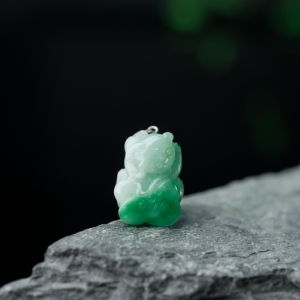 18K糯种飘翠翡翠金蟾吊坠