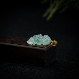 18k冰种飘花翡翠金蟾吊坠