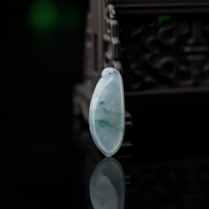 糯冰种飘花翡翠福瓜吊坠