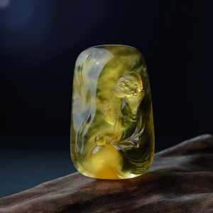 鸡油黄金绞蜜达摩吊坠