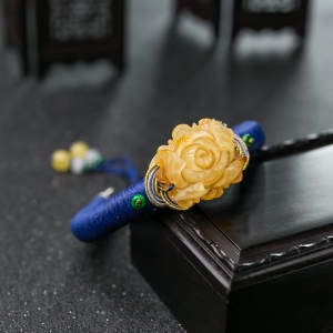 53.5mm俏色蜜蜡牡丹花手镯