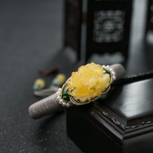 54.5mm俏色蜜蜡牡丹花手镯