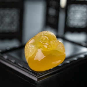 鸡油黄蜜蜡老鹰吊坠