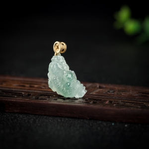 18k糯冰种飘花翡翠招财进宝吊坠