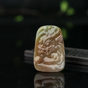糯种俏色翡翠瑞兽吊坠