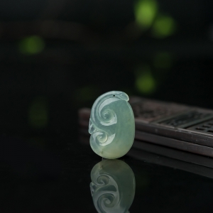 糯冰种飘翠翡翠如意吊坠