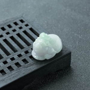 糯种春带彩翡翠三足金蟾吊坠