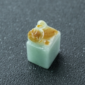 糯种俏色翡翠金蟾印章