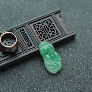 糯种飘翠翡翠佛手吊坠