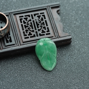 糯冰种飘翠翡翠金枝玉叶吊坠
