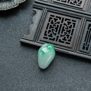 糯冰种飘翠翡翠寿桃吊坠