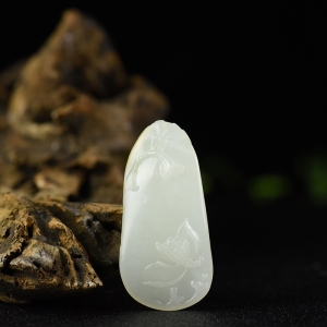 籽料和田白玉荷塘清趣吊坠
