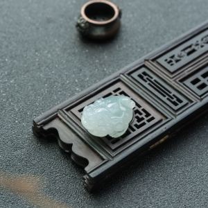 糯冰种浅绿翡翠招财进宝吊坠