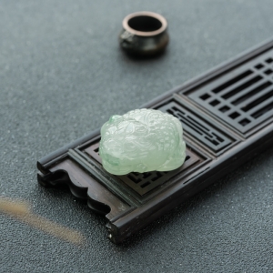 糯冰种飘翠翡翠招财进宝吊坠