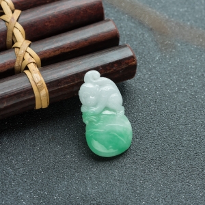 糯种飘翠翡翠灵猴献寿吊坠