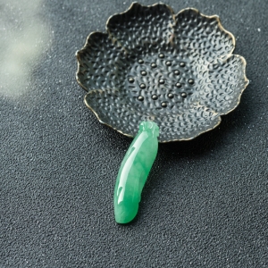 糯冰种飘翠翡翠福瓜吊坠