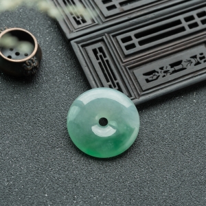 糯冰种飘翠翡翠平安扣吊坠