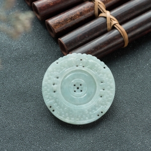 糯种浅绿翡翠转运吊坠