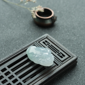糯冰种翡翠招财进宝吊坠