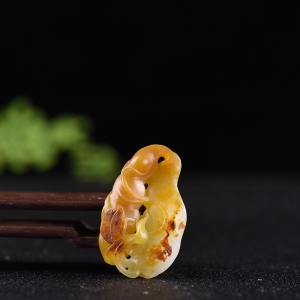 籽料和田玉黄沁多子多福吊坠