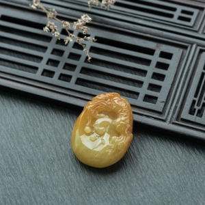 糯种黄翡翡翠飞龙在天吊坠
