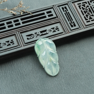 糯冰种飘翠翡翠金枝玉叶吊坠