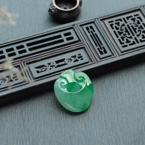 糯冰种飘翠翡翠如意吊坠