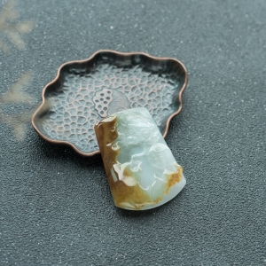 糯种俏色翡翠飞龙在天吊坠