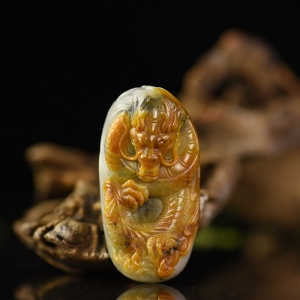 籽料和田玉青花飞龙在天吊坠